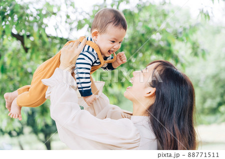 赤ちゃんとお母さん 88771511