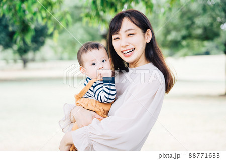 赤ちゃんとお母さん 88771633