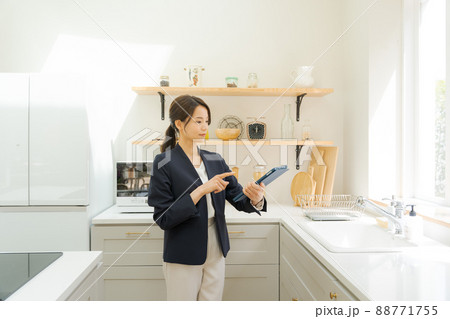 物件紹介　20代女性　不動産業 88771755