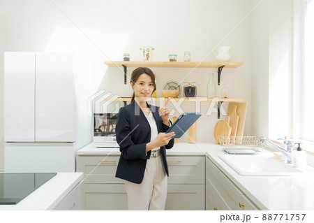 物件紹介　20代女性　不動産業 88771757