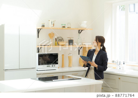 物件紹介 20代女性 不動産業 物件紹介 20代女性 不動産業 88771764