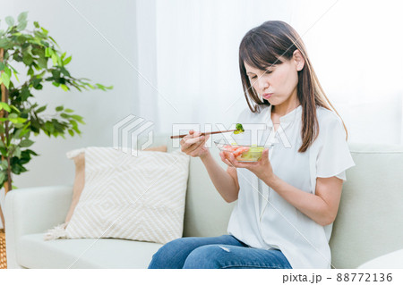 野菜嫌いなミドル世代の女性 88772136
