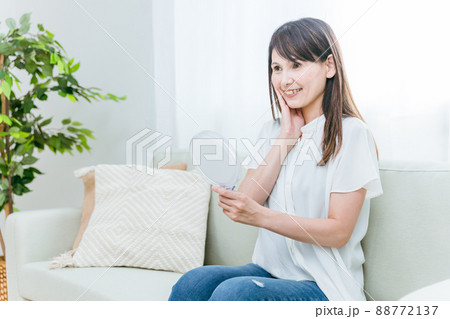 スキンケアするミドル世代の女性 88772137