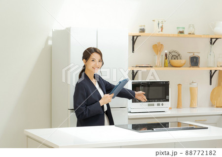 物件紹介　20代女性　不動産業 88772182