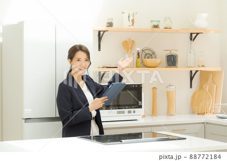 物件紹介　20代女性　不動産業 88772184