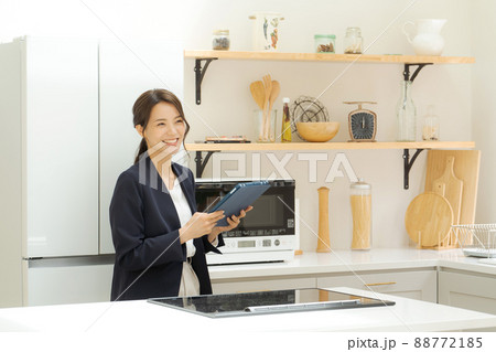 物件紹介　20代女性　不動産業 88772185