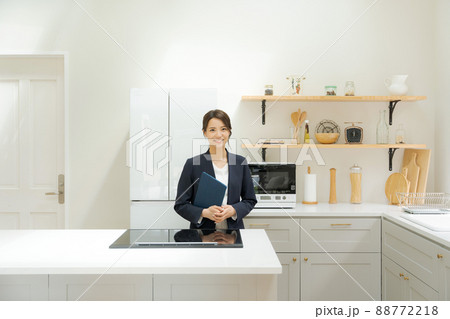 物件紹介　20代女性　不動産業 88772218