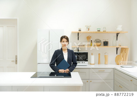 物件紹介　20代女性　不動産業 88772219