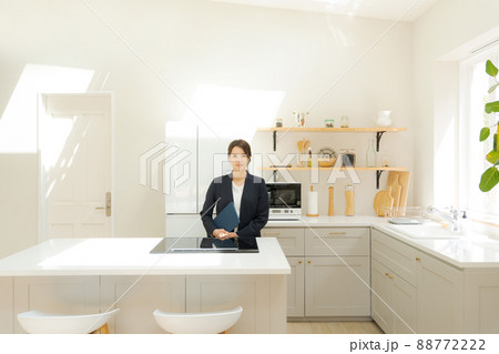 物件紹介　20代女性　不動産業 88772222