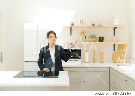 物件紹介 20代女性 不動産業 物件紹介 20代女性 不動産業 88772367