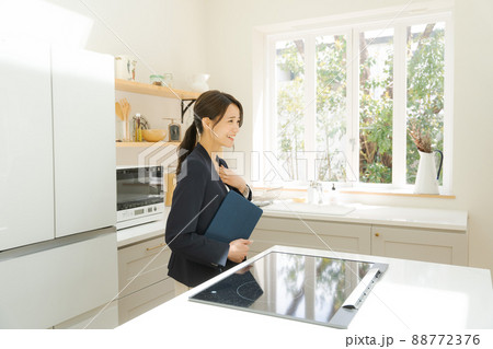物件紹介　20代女性　不動産業 88772376