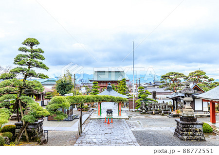 雨の甲斐善光寺　山梨県甲府市 88772551