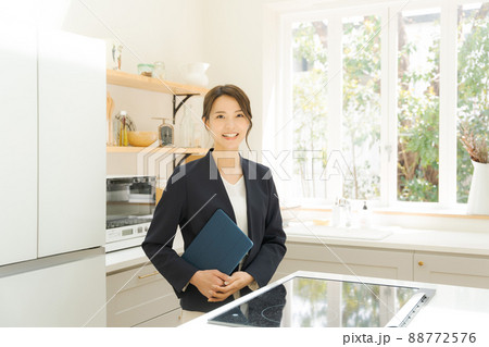 住宅販売アドバイザー 20代女性 住宅販売アドバイザー 20代女性 88772576