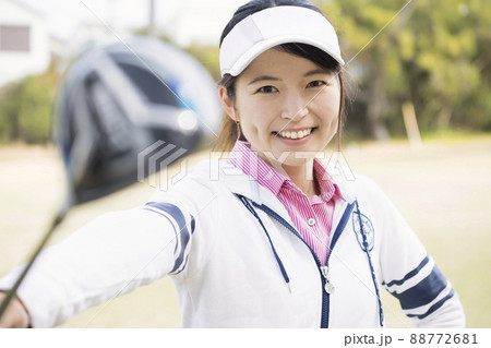 ゴルフクラブを持ったゴルフ女子 88772681