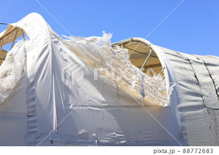 破れたテント倉庫 88772683