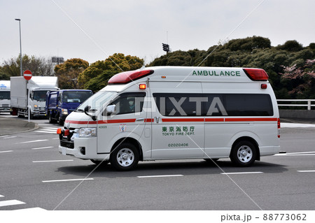 緊急走行する東京消防庁の救急車 88773062