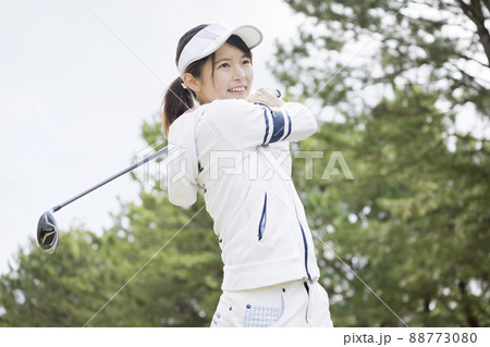 ティーショットを打つゴルフ女子 88773080