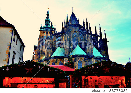 チェコ・プラハ・聖ヴィート大聖堂前のクリスマスマーケット 88773082
