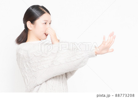 悪臭に困って鼻をつまんでいる女性 悪臭に困って鼻をつまんでいる女性 88773208