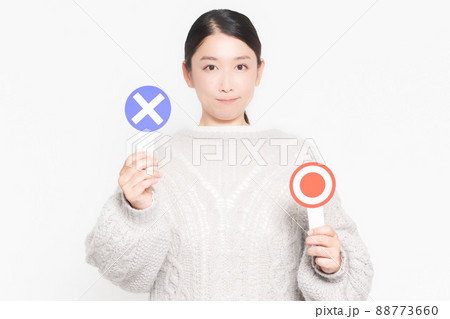 NGのプレートを持っている女性 NGのプレートを持っている女性 88773660