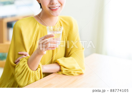 ミネラルウォーターを飲む女性　 88774105