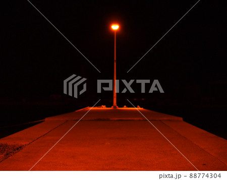 夜の防波堤 88774304