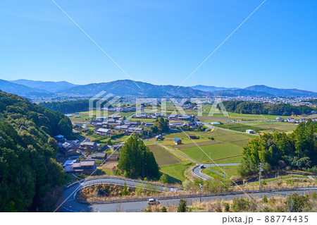 愛知県新城市の新東名高速道路 長篠設楽原PA下り展望台からの風景 88774435