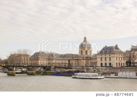 フランスの首都パリのセーヌ川と街並み 88774685