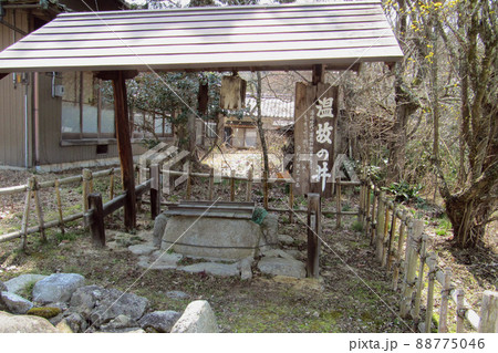 岩村城下にある井戸【温故の井】と説明板／岐阜県恵那市 88775046