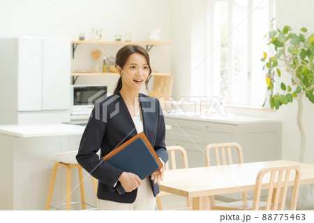 不動産業　物件紹介　20代女性 88775463