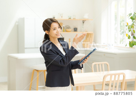 不動産　物件案内　20代女性 88775805