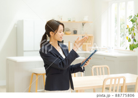 不動産　物件案内　20代女性 88775806