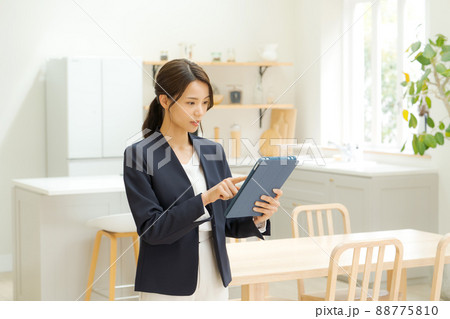 不動産　物件案内　20代女性 88775810