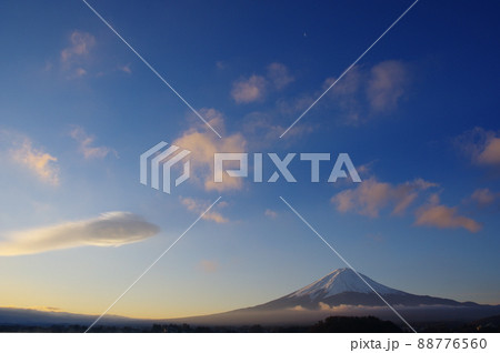 早朝の河口湖から見る冬の富士山と空 88776560