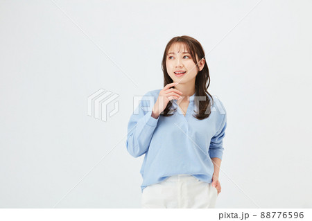 ビジネスカジュアルの若い女性　ファッション 88776596