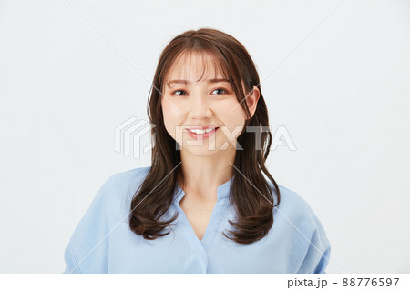 ビジネスカジュアルの若い女性　ファッション 88776597