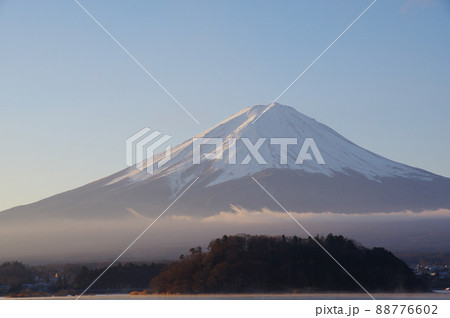早朝の河口湖から見る冬の富士山 88776602