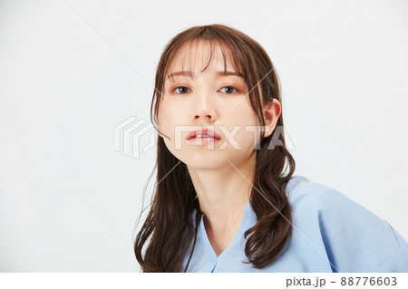 ビジネスカジュアルの若い女性　ファッション 88776603
