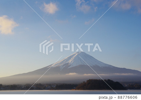 早朝の河口湖から見る冬の富士山 88776606