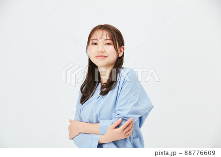 ビジネスカジュアルの若い女性　ファッション 88776609