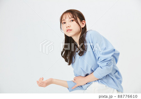 ビジネスカジュアルの若い女性　ファッション 88776610