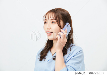 ビジネスカジュアルの若い女性　ファッション 88776687