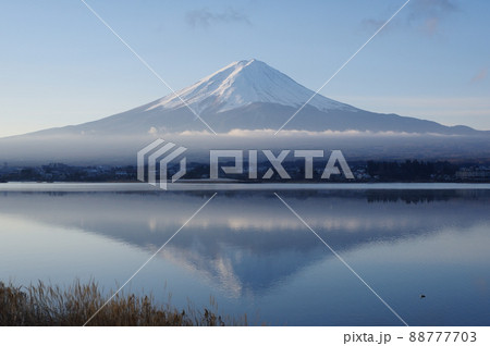 冬の河口湖で見る富士山と逆さ富士 88777703