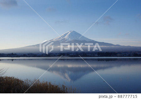 冬の河口湖で見る富士山と逆さ富士 88777715