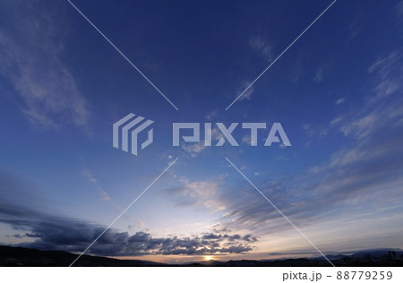 様々な雲が朝焼けした空・春・超広角・220320pm・空主体 様々な雲が朝焼けした空・春・超広角・220320pm・空主体 88779259