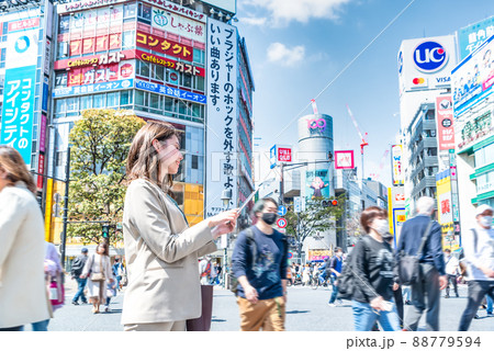 ビジネスウーマン　渋谷スクランブル交差点　タブレット 88779594