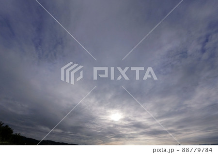 空一面が雲のベールに覆われた初夏の朝空・超広角・220514am・空主体 88779784