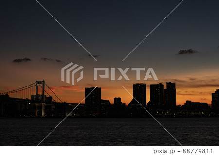 夕暮れでオレンジ色に染まる東京湾、豊洲から見た湾岸芝浦 88779811