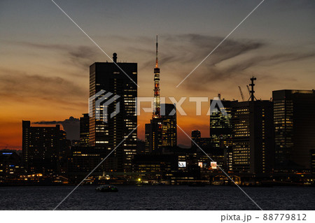 夕暮れでオレンジ色に染まる東京湾、豊洲から見た湾岸芝浦 夕暮れでオレンジ色に染まる東京湾、豊洲から見た湾岸芝浦 88779812