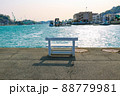 白いベンチと尾道水道　瀬戸内海の観光スポット	 88779981